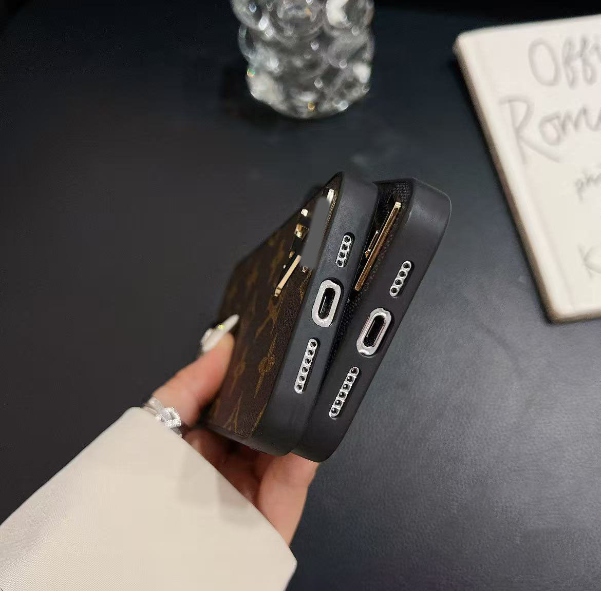 スマホケース  高級感黒ロゴ  ダブルV  耐衝撃・防振性能に優れ、高級感あふれるスマホケースで、iPhone12~16 に対応