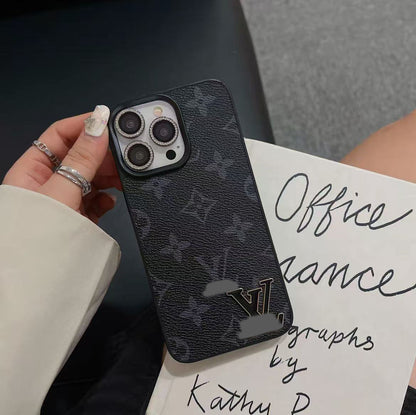 スマホケース  高級感黒ロゴ  ダブルV  耐衝撃・防振性能に優れ、高級感あふれるスマホケースで、iPhone12~16 に対応