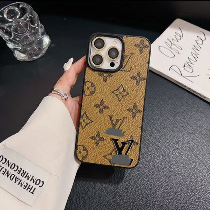 スマホケース  高級感黒ロゴ  ダブルV  耐衝撃・防振性能に優れ、高級感あふれるスマホケースで、iPhone12~16 に対応