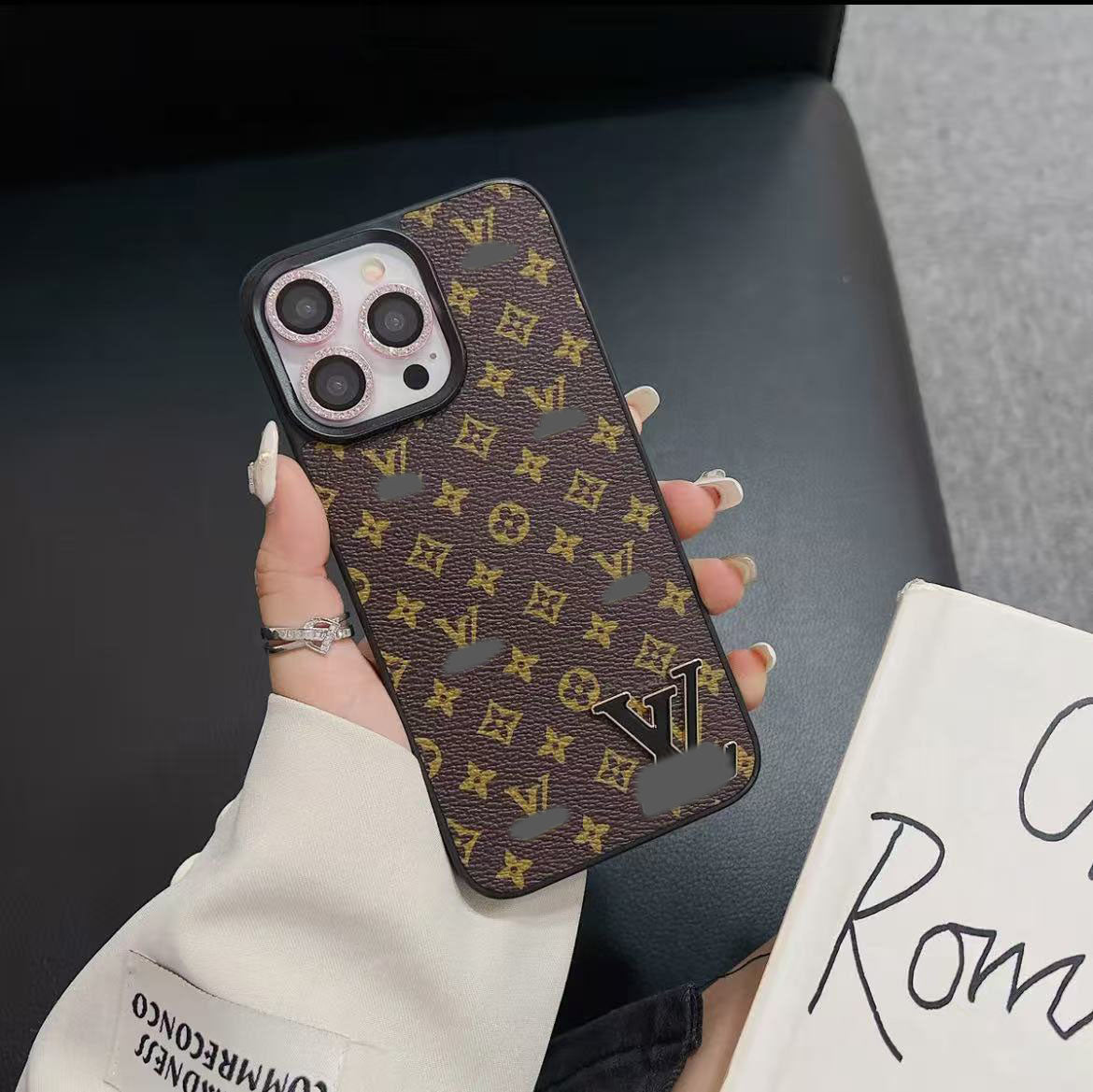 スマホケース  高級感黒ロゴ  ダブルV  耐衝撃・防振性能に優れ、高級感あふれるスマホケースで、iPhone12~16 に対応