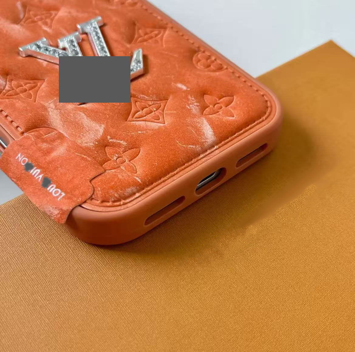 スマホケース  高級感ふわふわスマホケース  ダブルV  耐衝撃・防振性能に優れ、高級感あふれるスマホケースで、iPhone13~17 に対応