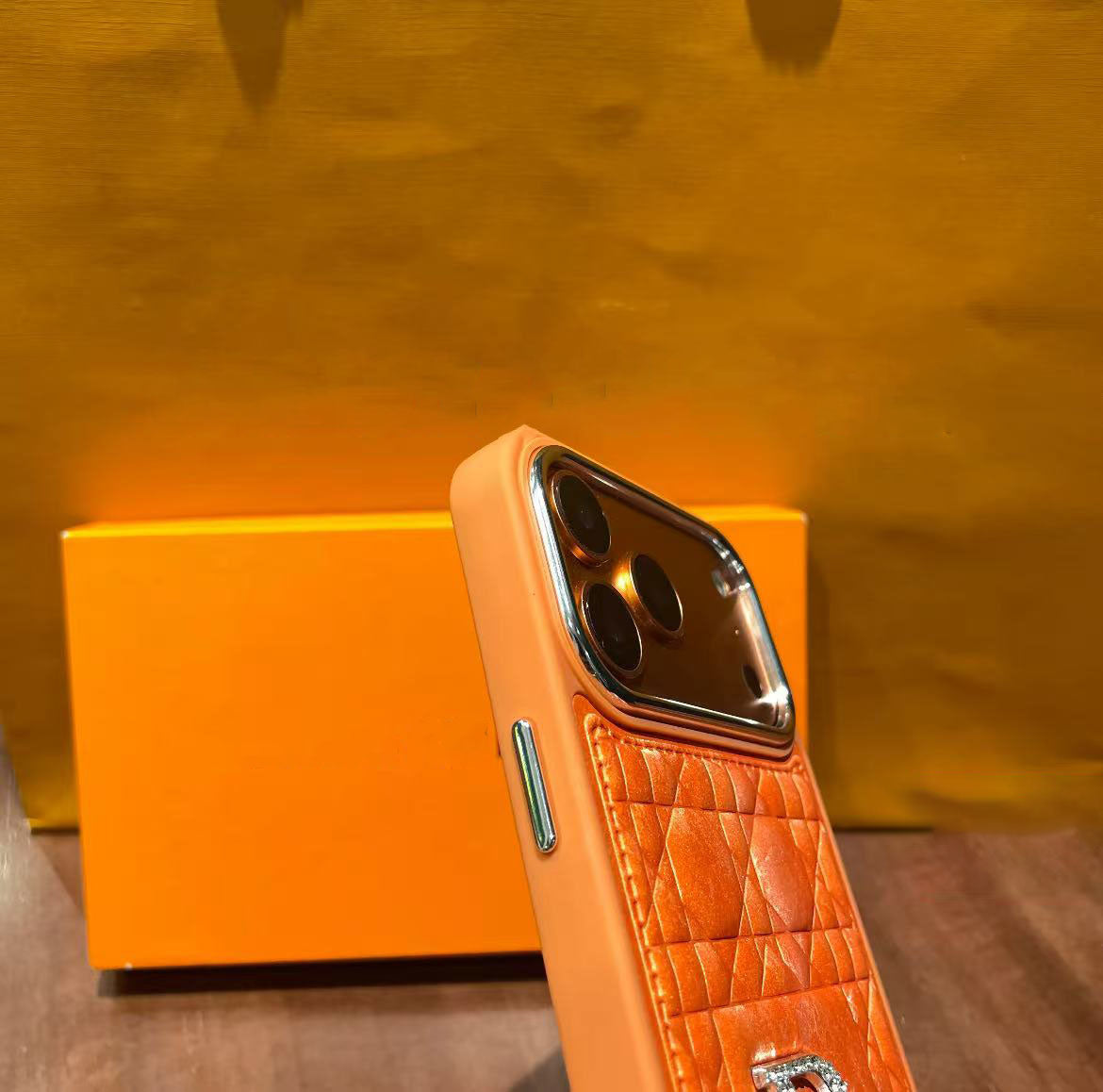 スマホケース  高級感ふわふわスマホケース  ダブルV  耐衝撃・防振性能に優れ、高級感あふれるスマホケースで、iPhone13~17 に対応