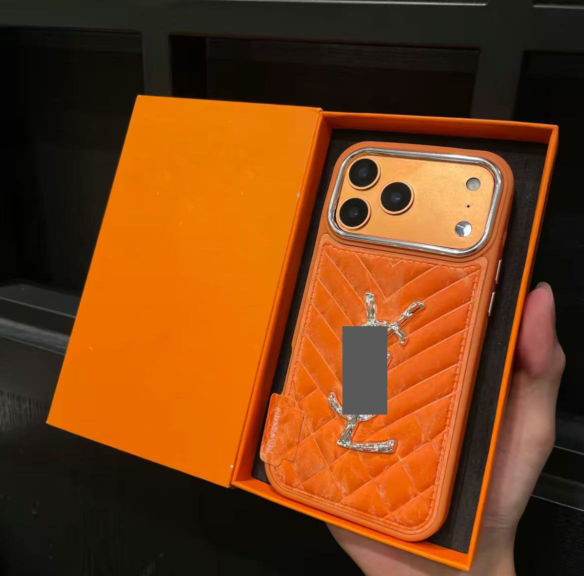 スマホケース  高級感ふわふわスマホケース  ダブルV  耐衝撃・防振性能に優れ、高級感あふれるスマホケースで、iPhone13~17 に対応