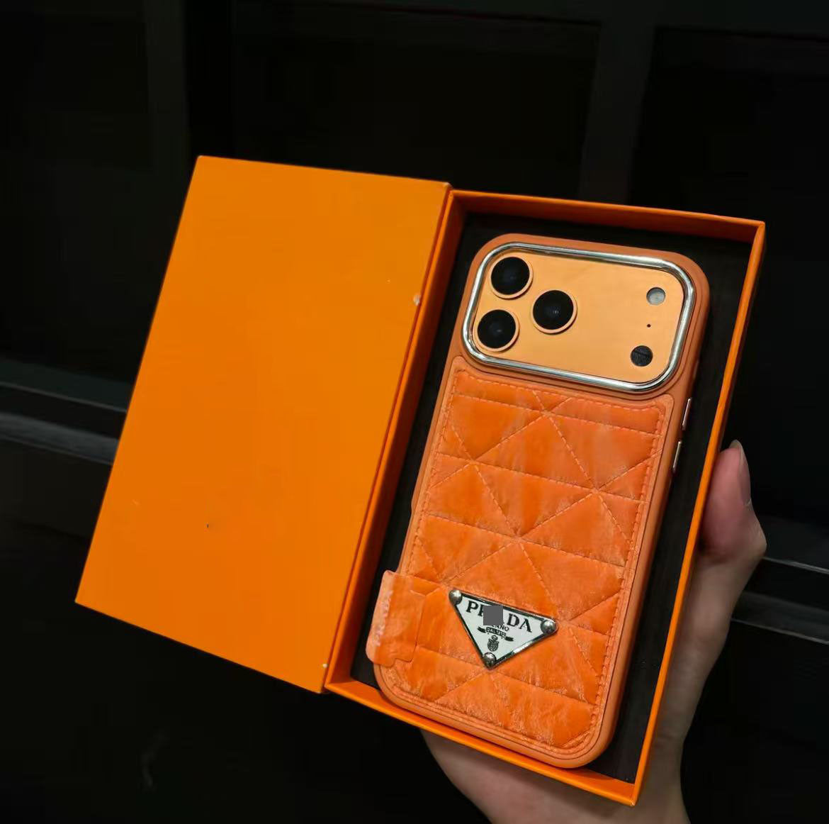 スマホケース  高級感ふわふわスマホケース  ダブルV  耐衝撃・防振性能に優れ、高級感あふれるスマホケースで、iPhone13~17 に対応