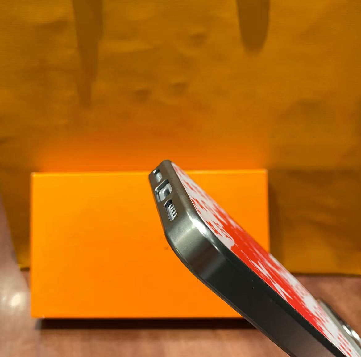 スマホケース  高級感カラーブロックスマホケース  ダブルV  耐衝撃・防振性能に優れ、高級感あふれるスマホケースで、iPhone12~17 に対応