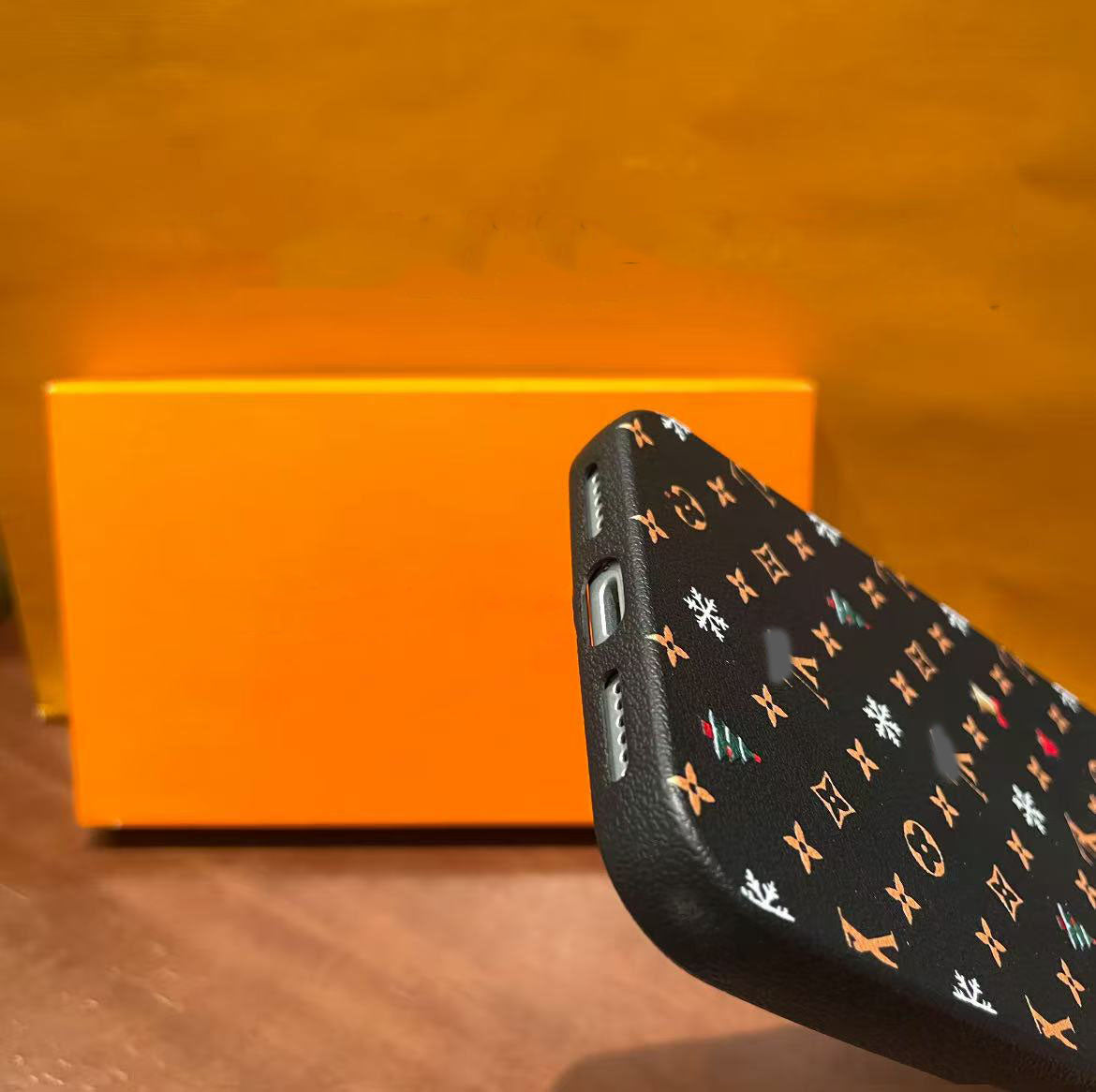 スマホケース  高級感ミニマルクリスマススマホケース  ダブルV  耐衝撃・防振性能に優れ、高級感あふれるスマホケースで、iPhone12~17 に対応