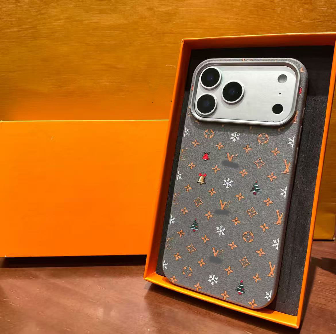 スマホケース  高級感ミニマルクリスマススマホケース  ダブルV  耐衝撃・防振性能に優れ、高級感あふれるスマホケースで、iPhone12~17 に対応