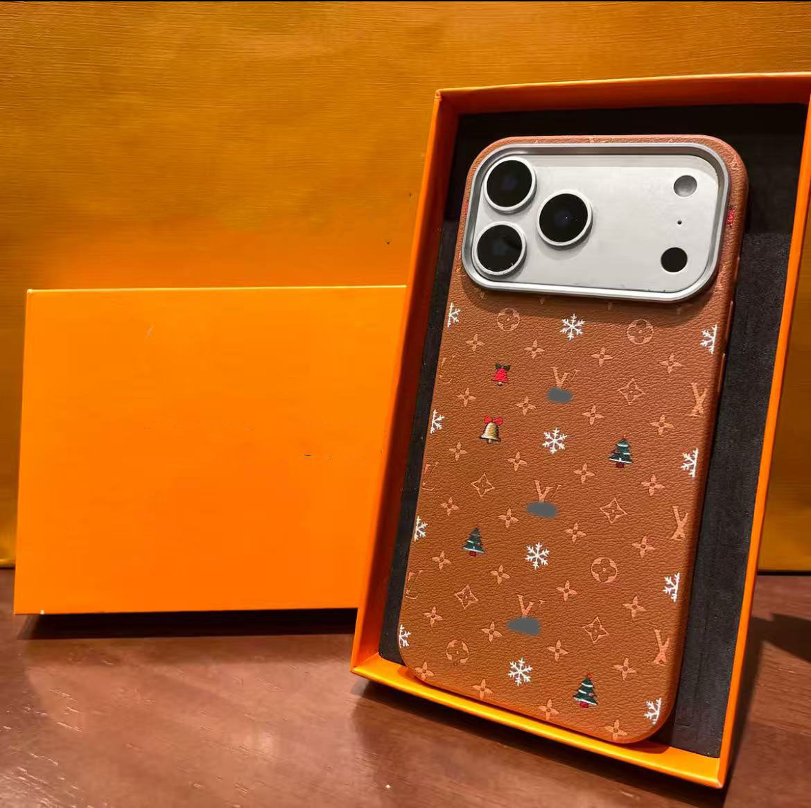 スマホケース  高級感ミニマルクリスマススマホケース  ダブルV  耐衝撃・防振性能に優れ、高級感あふれるスマホケースで、iPhone12~17 に対応