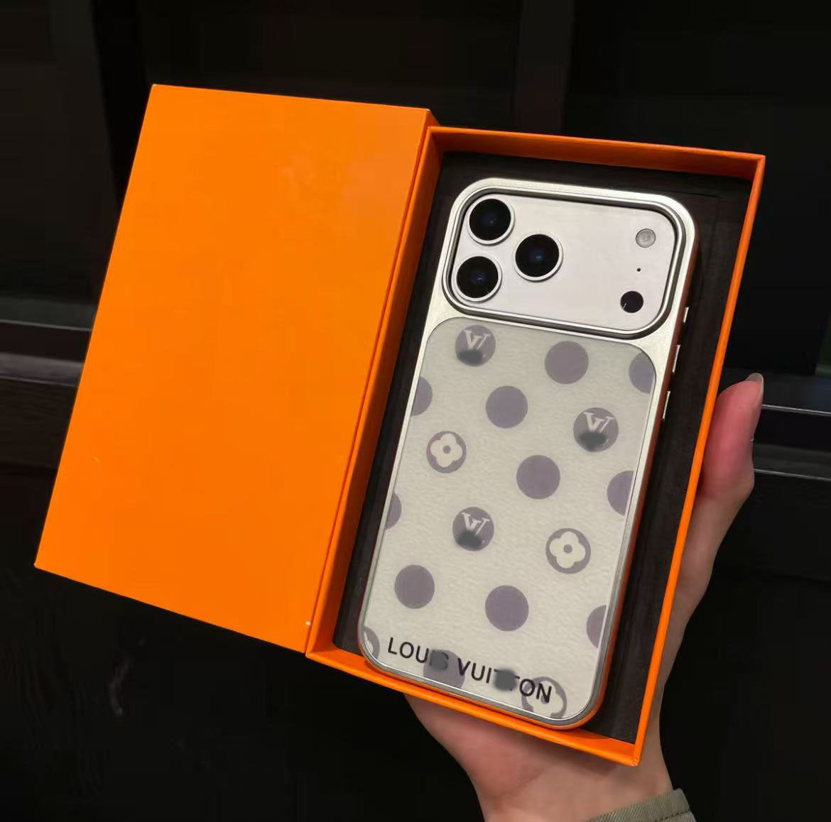 スマホケース  高級感シンプルスマホケース  ダブルV  耐衝撃・防振性能に優れ、高級感あふれるスマホケースで、iPhone12~17 に対応