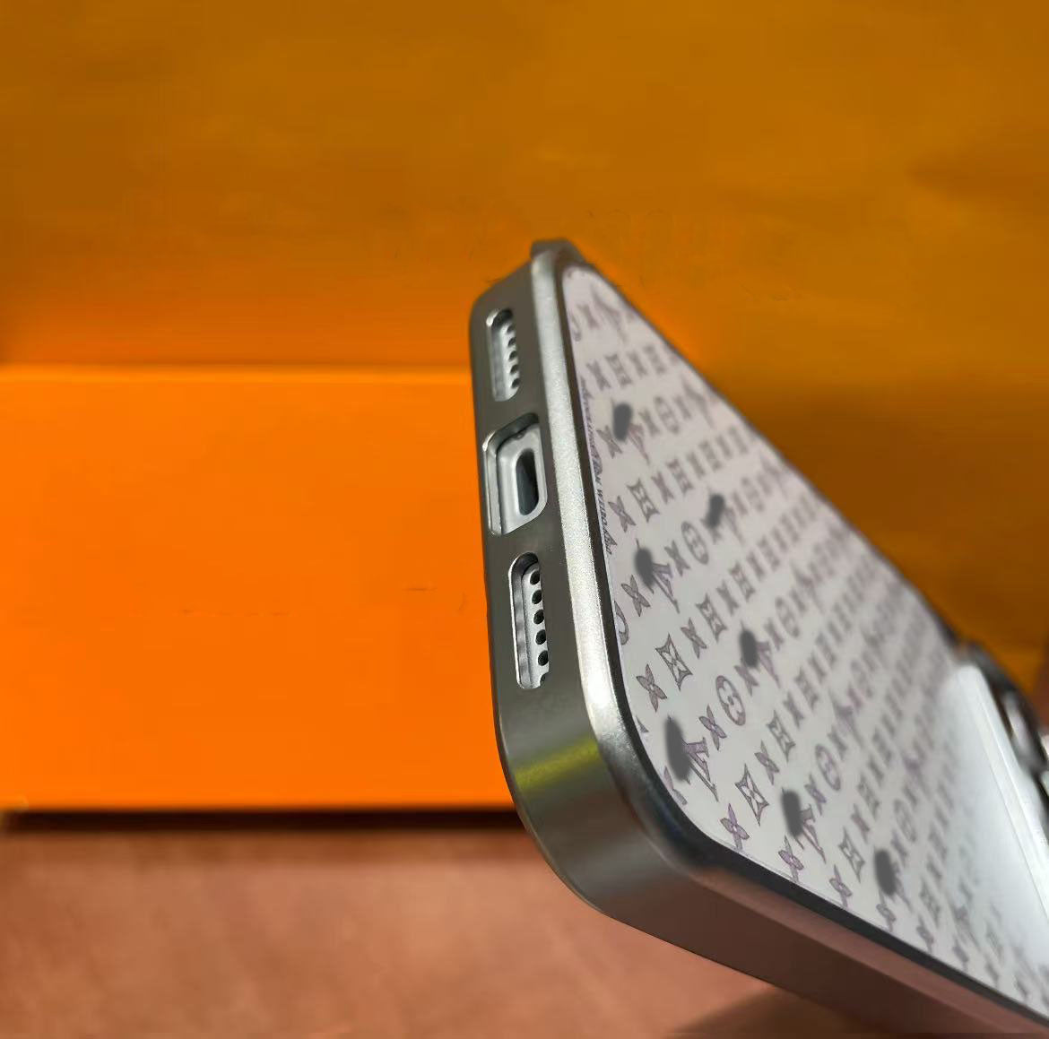 スマホケース  高級感シンプルスマホケース  ダブルV  耐衝撃・防振性能に優れ、高級感あふれるスマホケースで、iPhone12~17 に対応