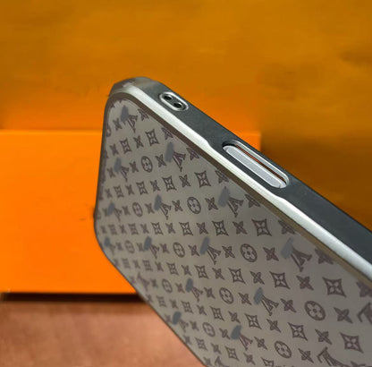 スマホケース  高級感シンプルスマホケース  ダブルV  耐衝撃・防振性能に優れ、高級感あふれるスマホケースで、iPhone12~17 に対応