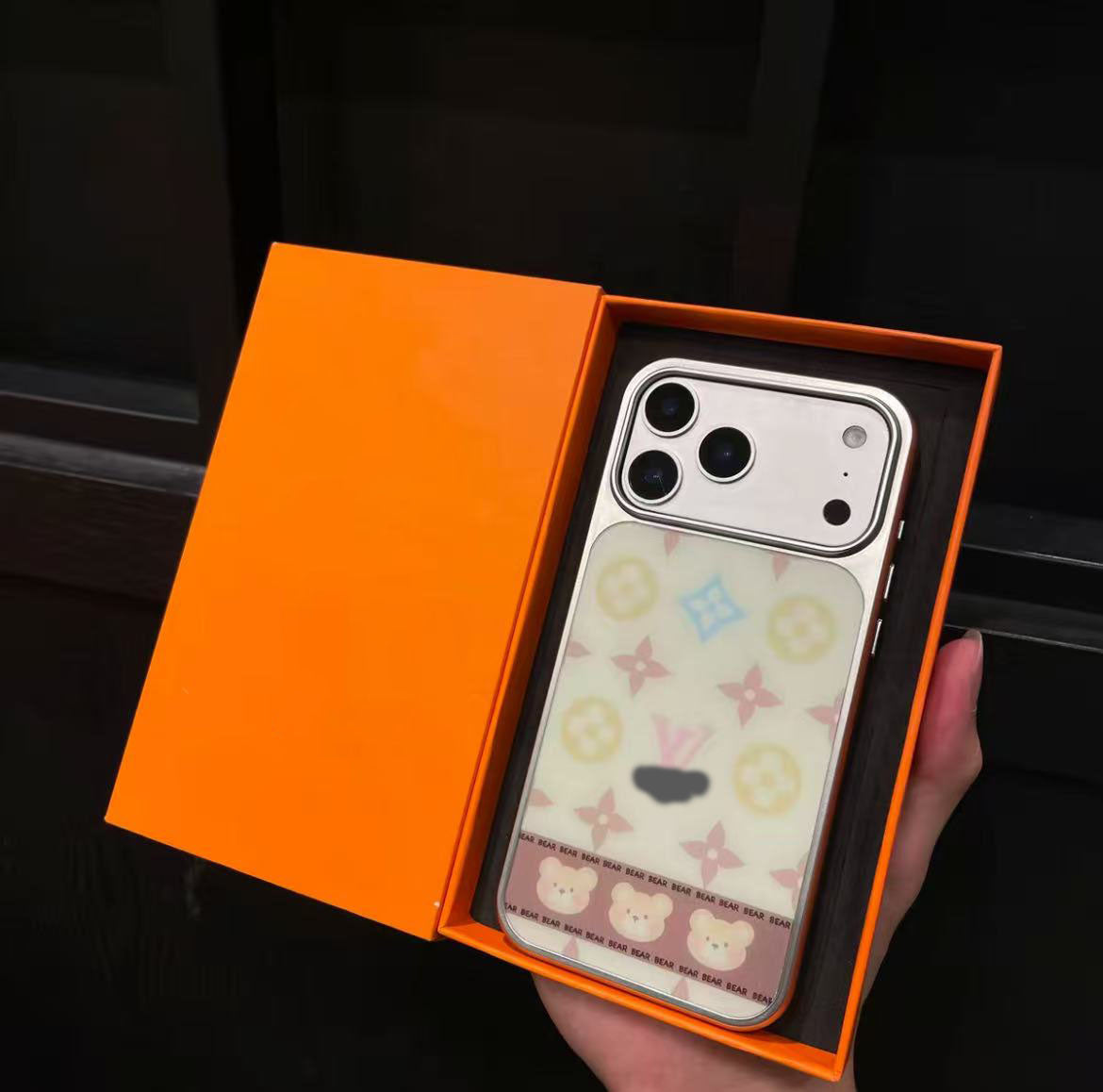 スマホケース  高級感シンプルスマホケース  ダブルV  耐衝撃・防振性能に優れ、高級感あふれるスマホケースで、iPhone12~17 に対応