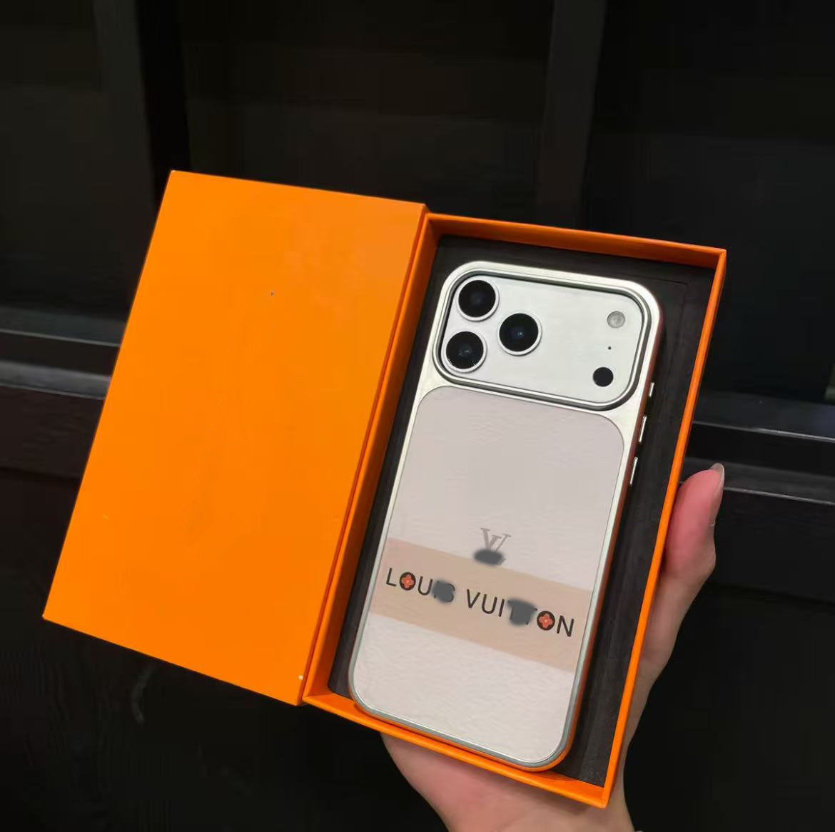 スマホケース  高級感シンプルスマホケース  ダブルV  耐衝撃・防振性能に優れ、高級感あふれるスマホケースで、iPhone12~17 に対応