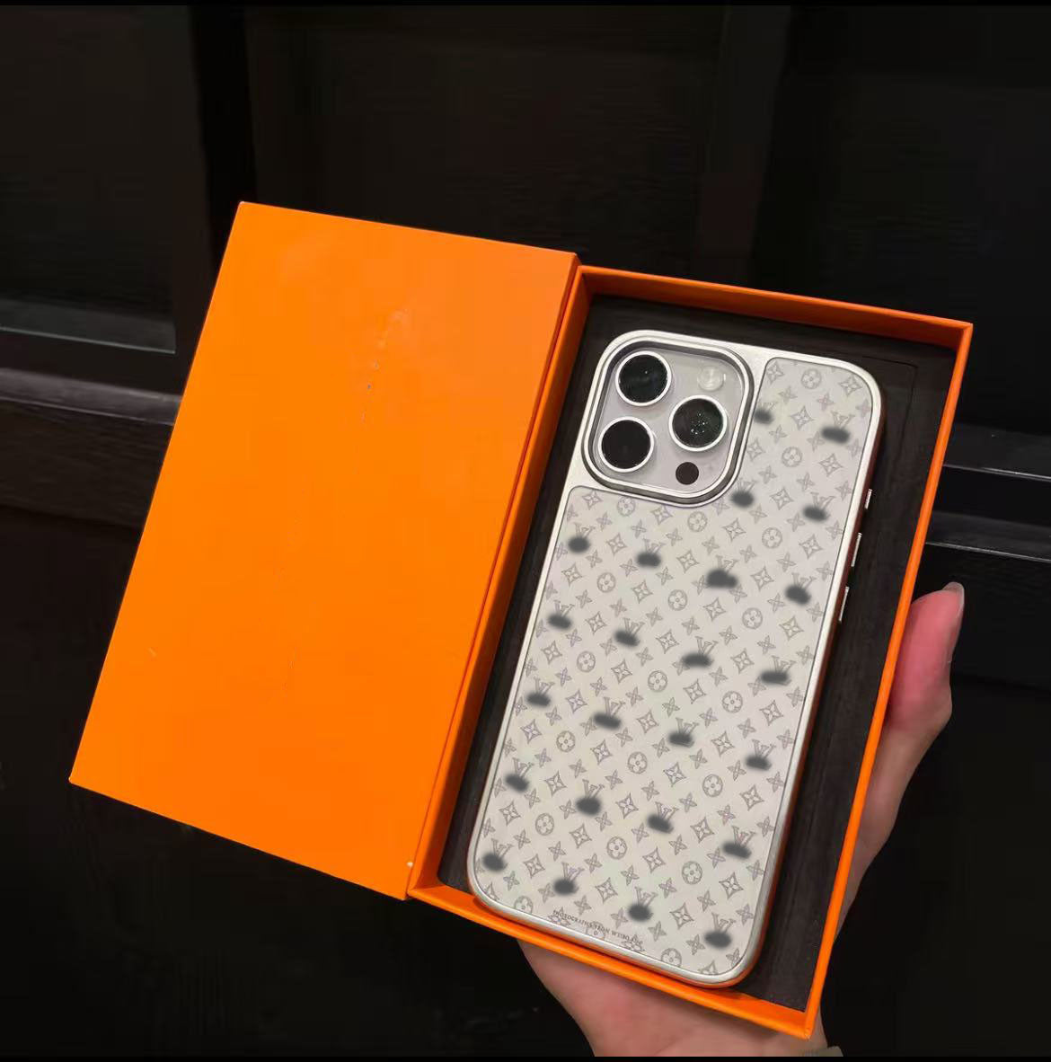 スマホケース  高級感シンプルスマホケース  ダブルV  耐衝撃・防振性能に優れ、高級感あふれるスマホケースで、iPhone12~17 に対応