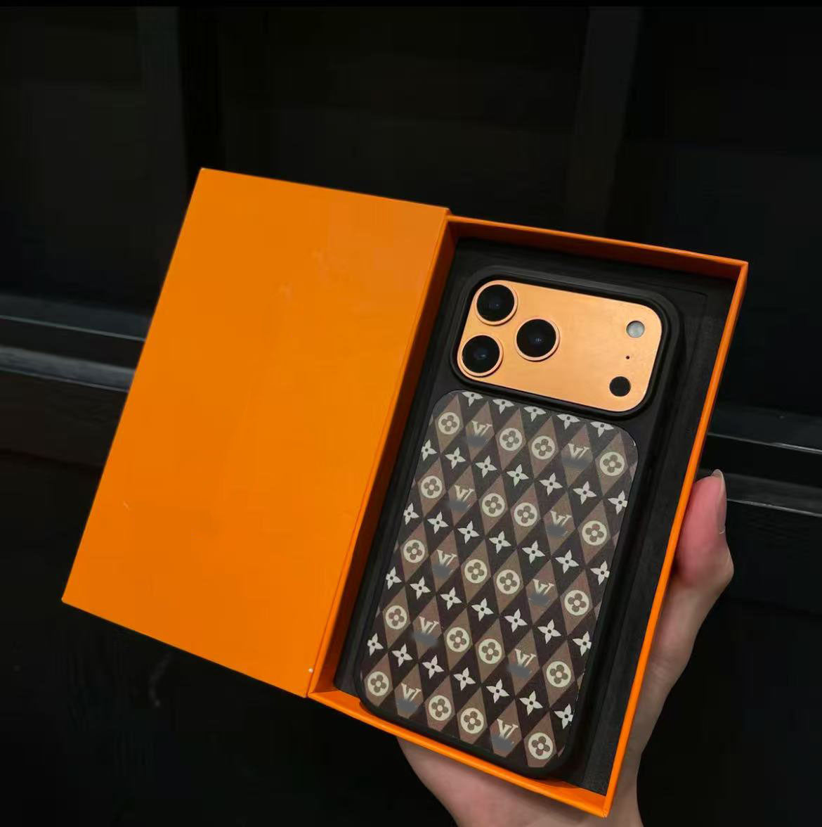 スマホケース  高級感シンプルスマホケース  ダブルV  耐衝撃・防振性能に優れ、高級感あふれるスマホケースで、iPhone12~17 に対応