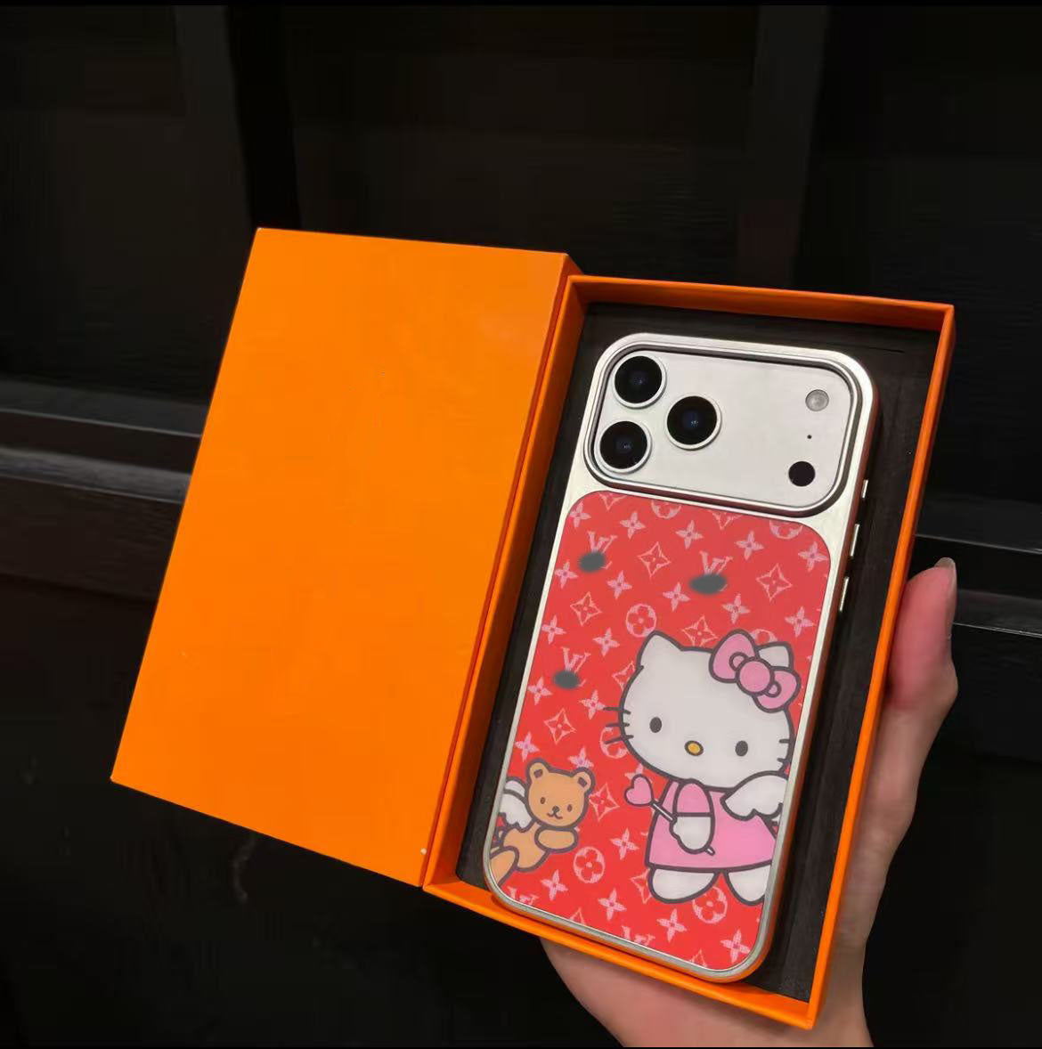 スマホケース  高級感シンプルスマホケース  ダブルV  耐衝撃・防振性能に優れ、高級感あふれるスマホケースで、iPhone12~17 に対応