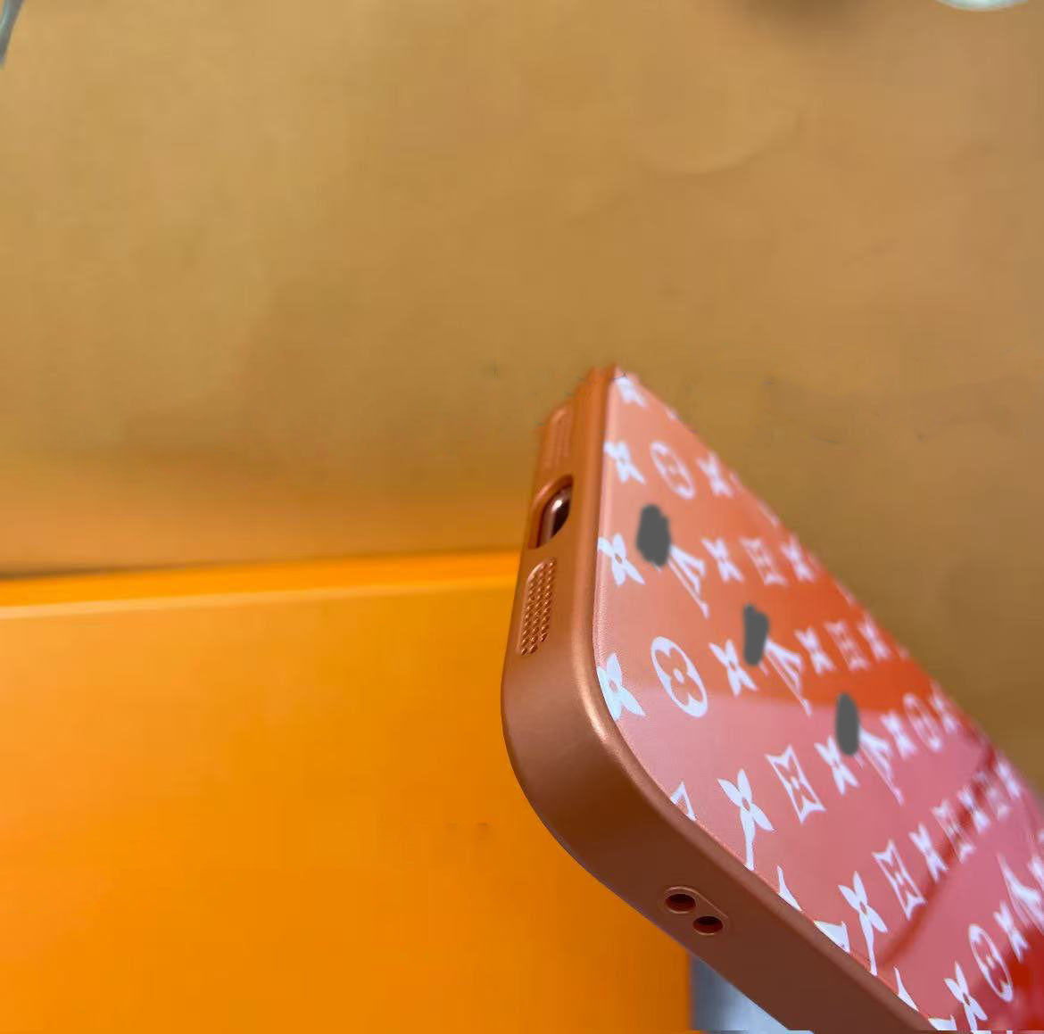 スマホケース  高級感オレンジカラーブロックスマホケース  ダブルV  耐衝撃・防振性能に優れ、高級感あふれるスマホケースで、iPhone12~17 に対応