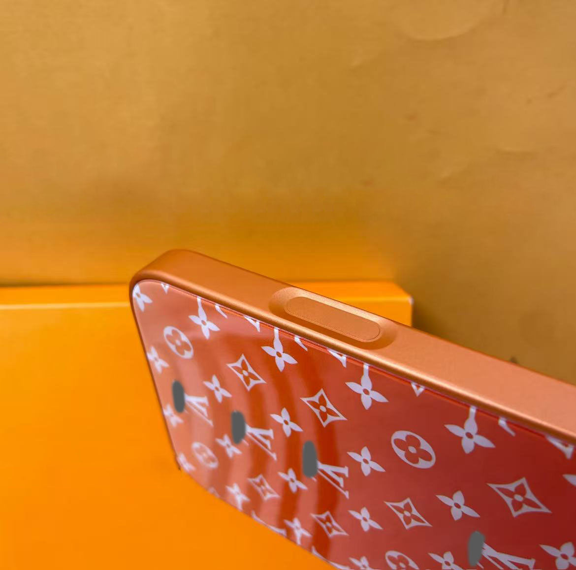 スマホケース  高級感オレンジカラーブロックスマホケース  ダブルV  耐衝撃・防振性能に優れ、高級感あふれるスマホケースで、iPhone12~17 に対応