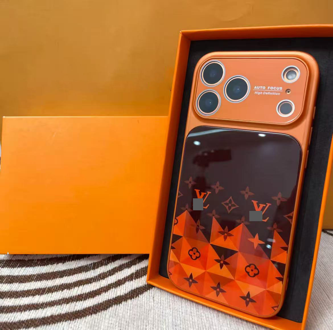 スマホケース  高級感オレンジカラーブロックスマホケース  ダブルV  耐衝撃・防振性能に優れ、高級感あふれるスマホケースで、iPhone12~17 に対応