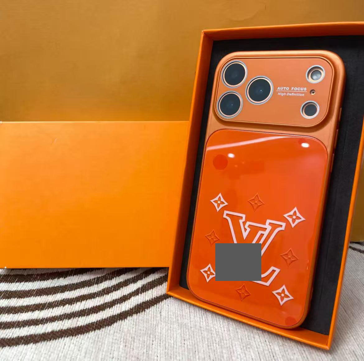 スマホケース  高級感オレンジカラーブロックスマホケース  ダブルV  耐衝撃・防振性能に優れ、高級感あふれるスマホケースで、iPhone12~17 に対応