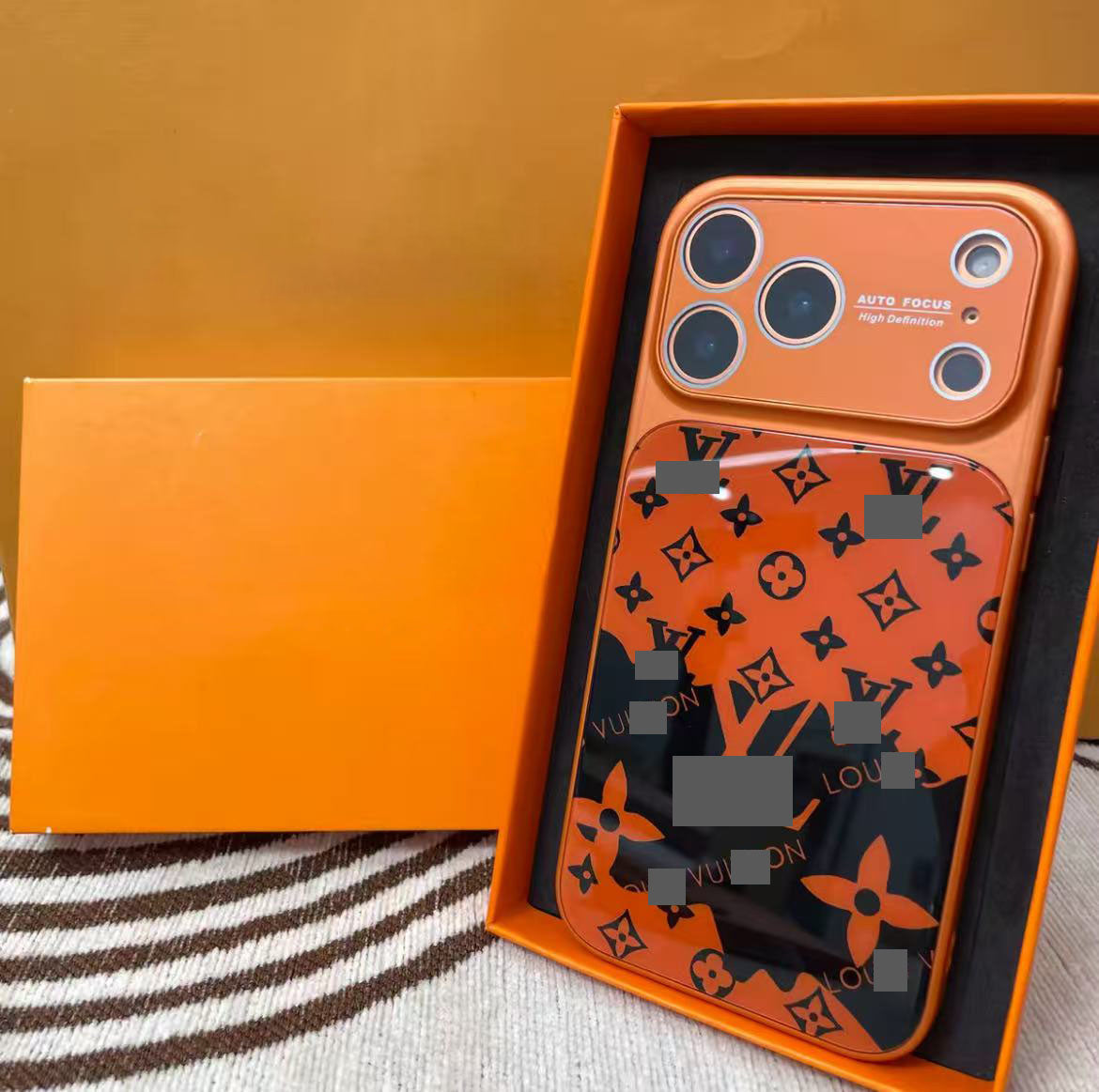 スマホケース  高級感オレンジカラーブロックスマホケース  ダブルV  耐衝撃・防振性能に優れ、高級感あふれるスマホケースで、iPhone12~17 に対応