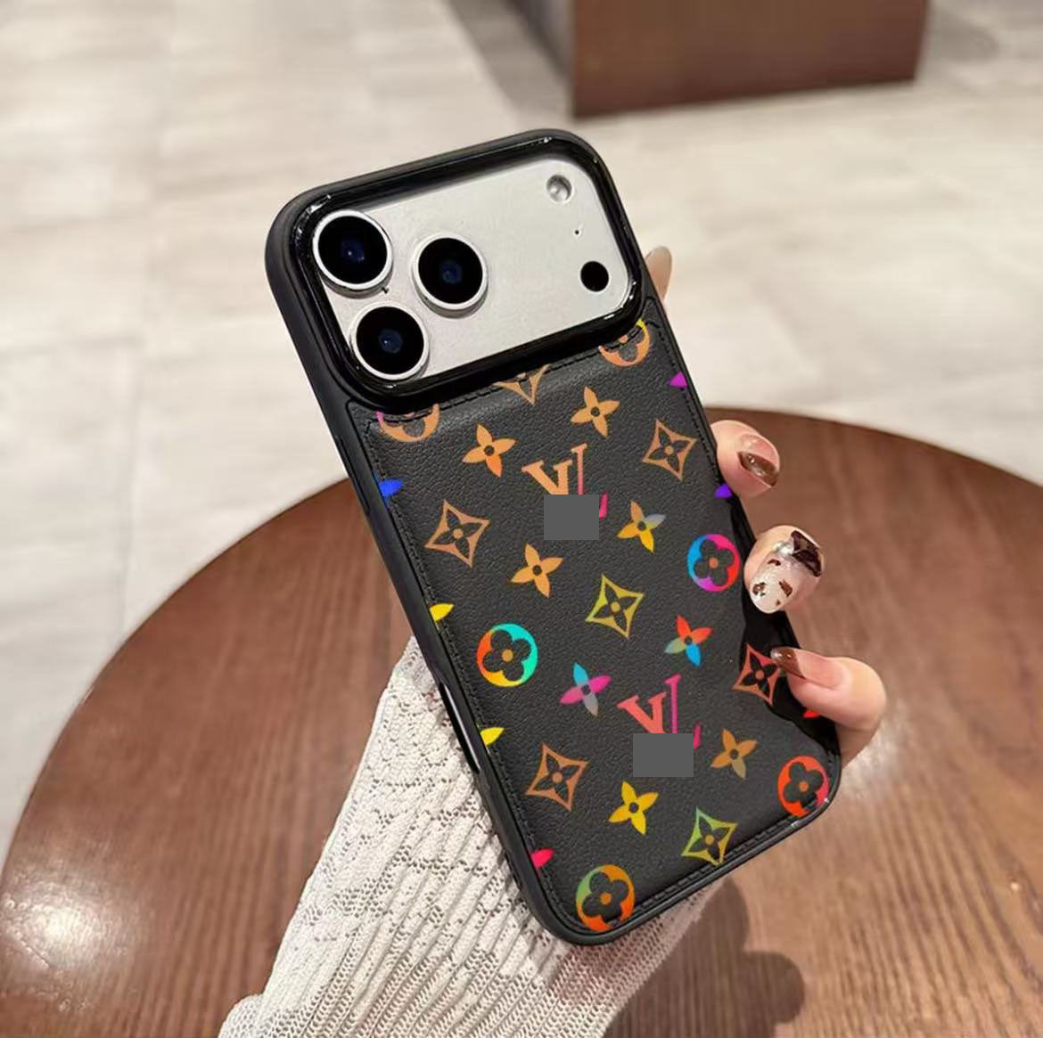スマホケース  高級感レザー光スマホケース  ダブルV  耐衝撃・防振性能に優れ、高級感あふれるスマホケースで、iPhone12~17 に対応