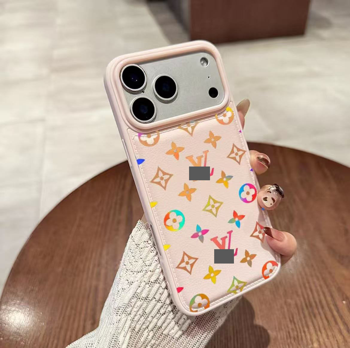 スマホケース  高級感レザー光スマホケース  ダブルV  耐衝撃・防振性能に優れ、高級感あふれるスマホケースで、iPhone12~17 に対応