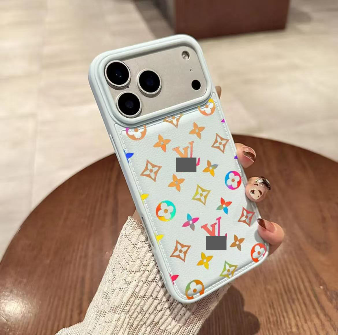 スマホケース  高級感レザー光スマホケース  ダブルV  耐衝撃・防振性能に優れ、高級感あふれるスマホケースで、iPhone12~17 に対応