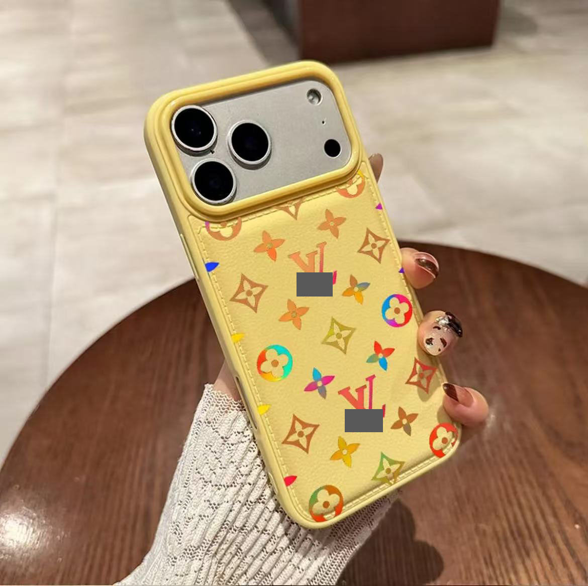 スマホケース  高級感レザー光スマホケース  ダブルV  耐衝撃・防振性能に優れ、高級感あふれるスマホケースで、iPhone12~17 に対応