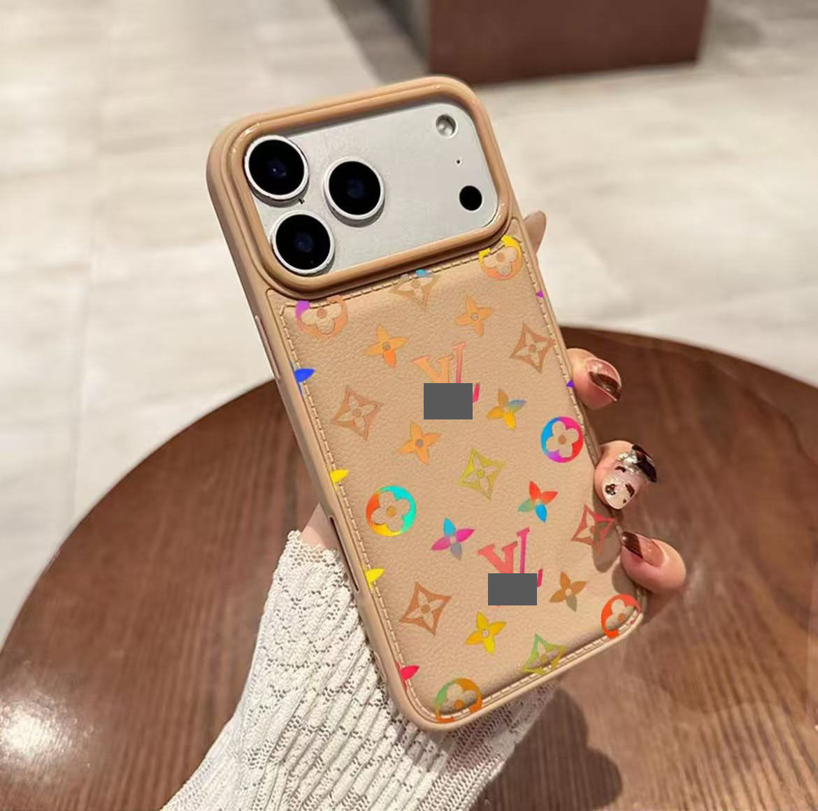 スマホケース  高級感レザー光スマホケース  ダブルV  耐衝撃・防振性能に優れ、高級感あふれるスマホケースで、iPhone12~17 に対応