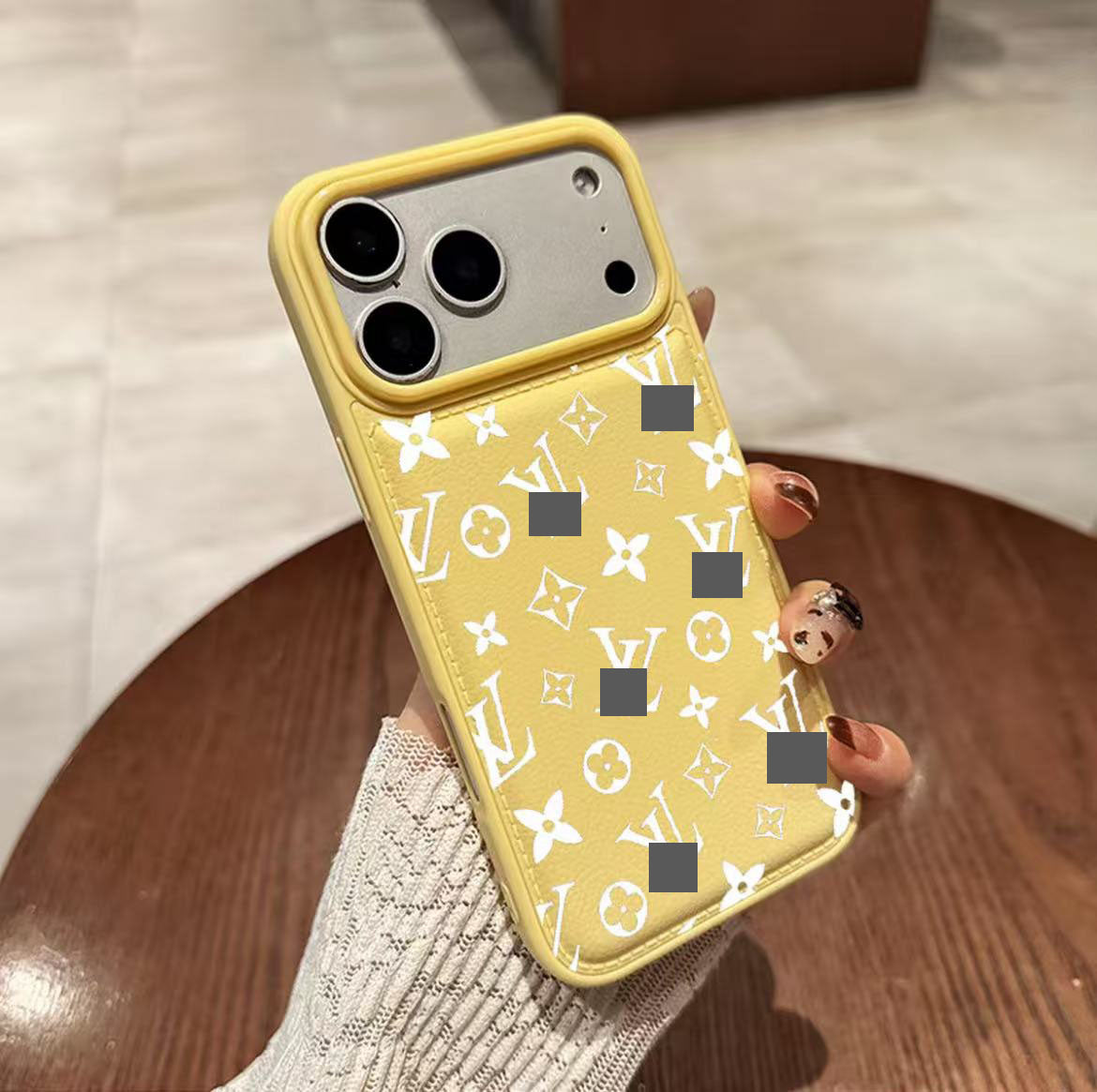 スマホケース  高級感無秩序アルファベット柄  ダブルV  耐衝撃・防振性能に優れ、高級感あふれるスマホケースで、iPhone12~17 に対応