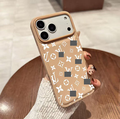 スマホケース  高級感無秩序アルファベット柄  ダブルV  耐衝撃・防振性能に優れ、高級感あふれるスマホケースで、iPhone12~17 に対応