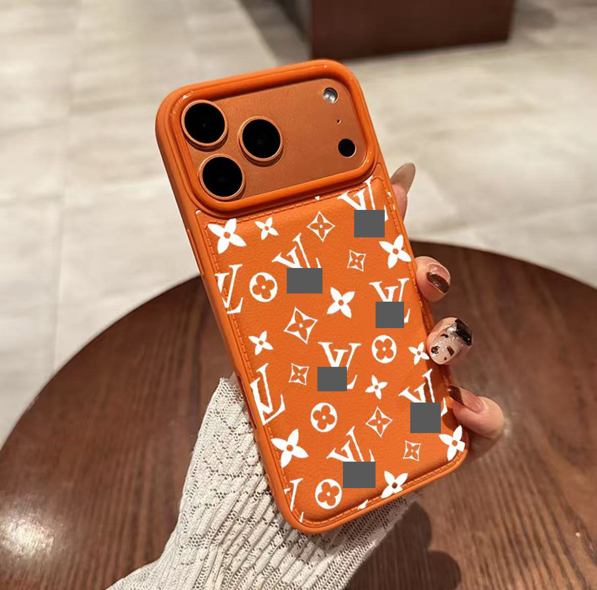 スマホケース  高級感無秩序アルファベット柄  ダブルV  耐衝撃・防振性能に優れ、高級感あふれるスマホケースで、iPhone12~17 に対応