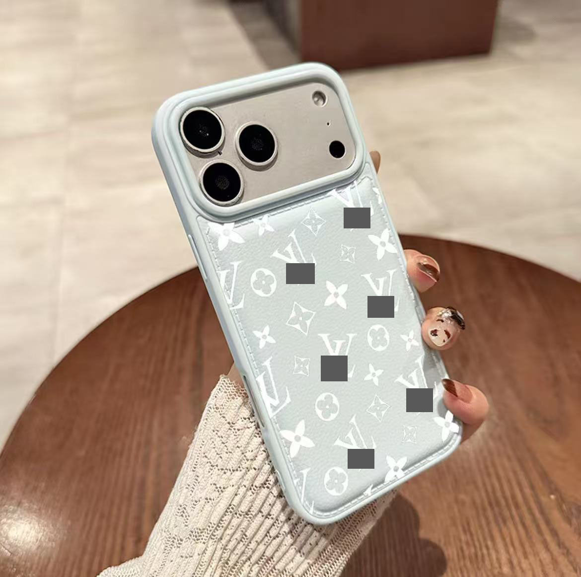 スマホケース  高級感無秩序アルファベット柄  ダブルV  耐衝撃・防振性能に優れ、高級感あふれるスマホケースで、iPhone12~17 に対応