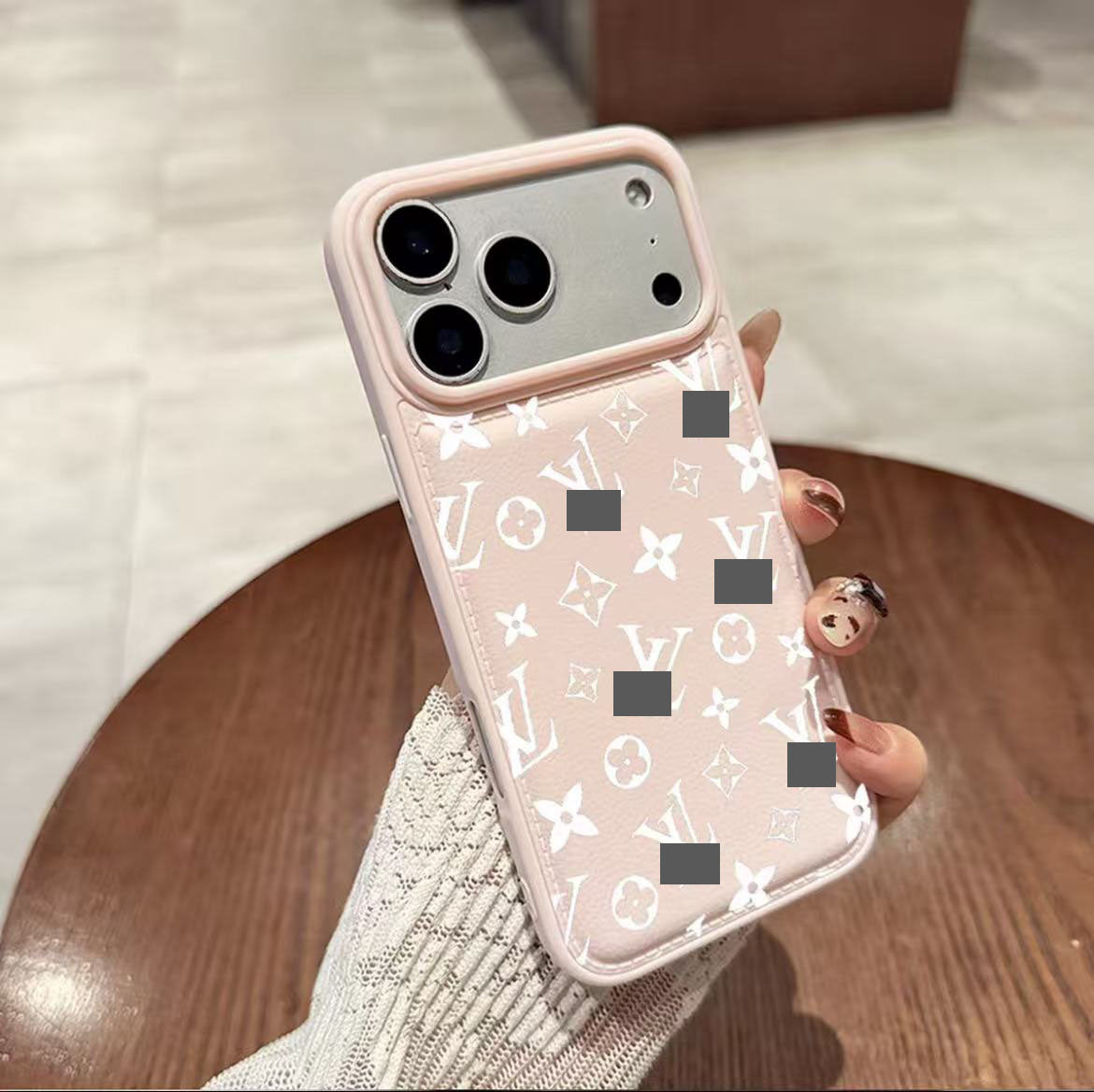 スマホケース  高級感無秩序アルファベット柄  ダブルV  耐衝撃・防振性能に優れ、高級感あふれるスマホケースで、iPhone12~17 に対応