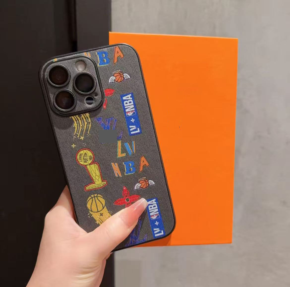 スマホケース  高級感バスケットボールファン向けスマホケース  ダブルV  耐衝撃・防振性能に優れ、高級感あふれるスマホケースで、iPhone12~16 に対応