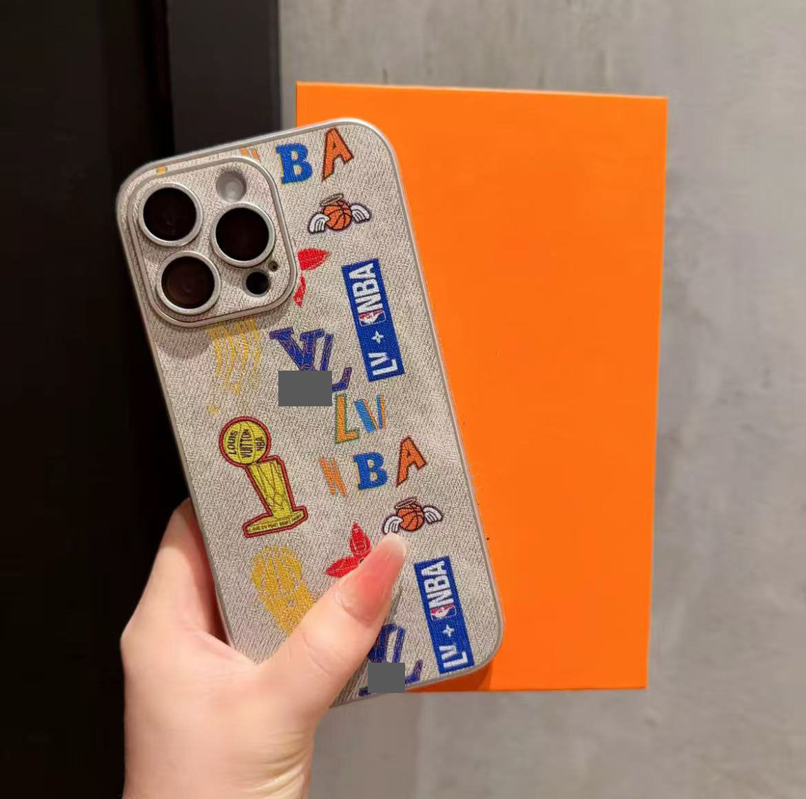 スマホケース  高級感バスケットボールファン向けスマホケース  ダブルV  耐衝撃・防振性能に優れ、高級感あふれるスマホケースで、iPhone12~16 に対応