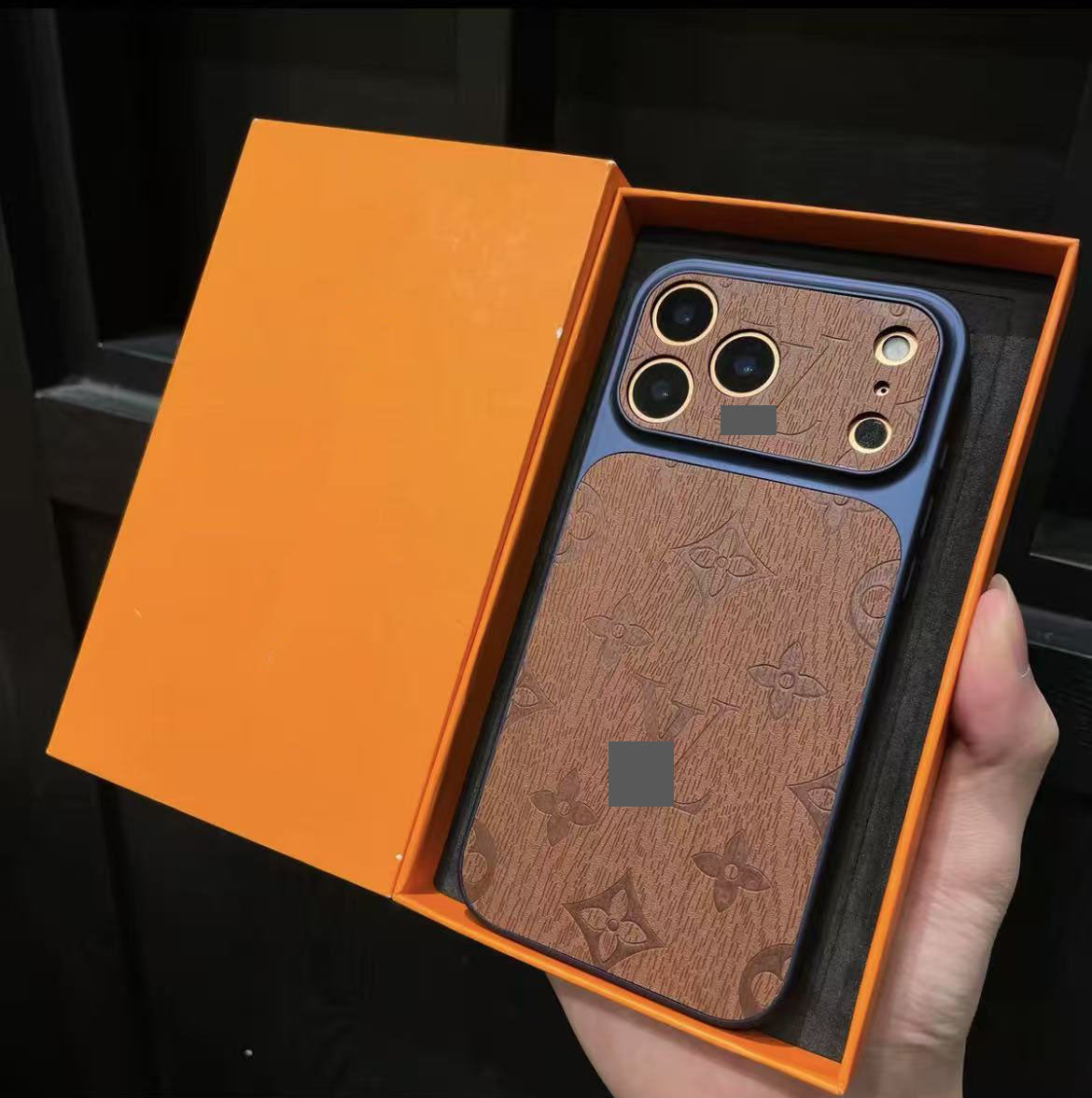 スマホケース  高級感レトロ木目柄スマホケース  ダブルV  耐衝撃・防振性能に優れ、高級感あふれるスマホケースで、iPhone13~17 に対応