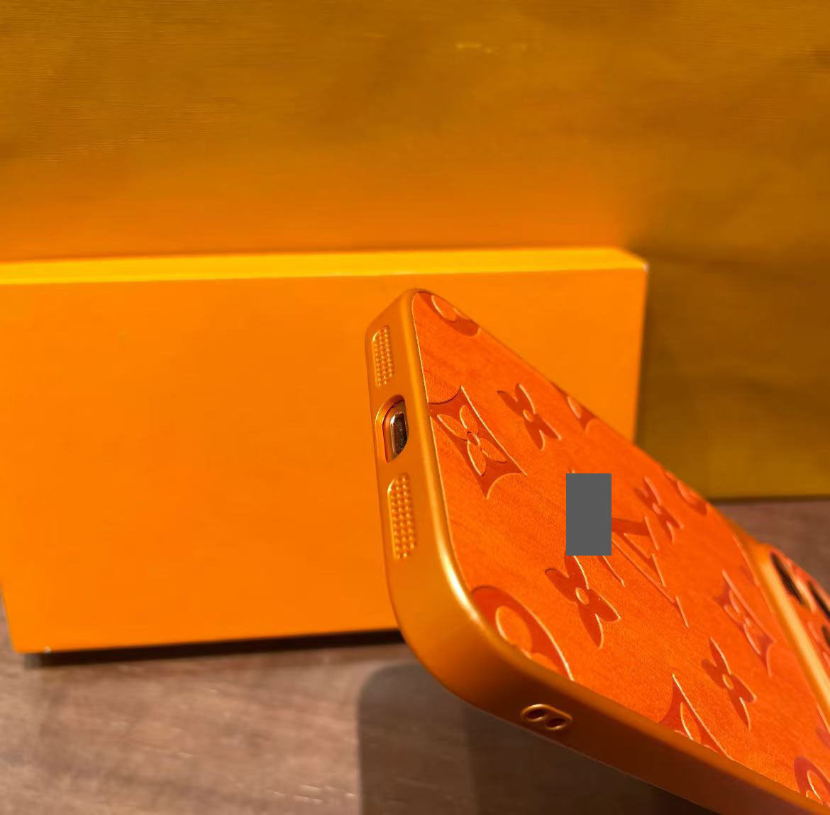 スマホケース  高級感レトロ木目柄スマホケース  ダブルV  耐衝撃・防振性能に優れ、高級感あふれるスマホケースで、iPhone13~17 に対応