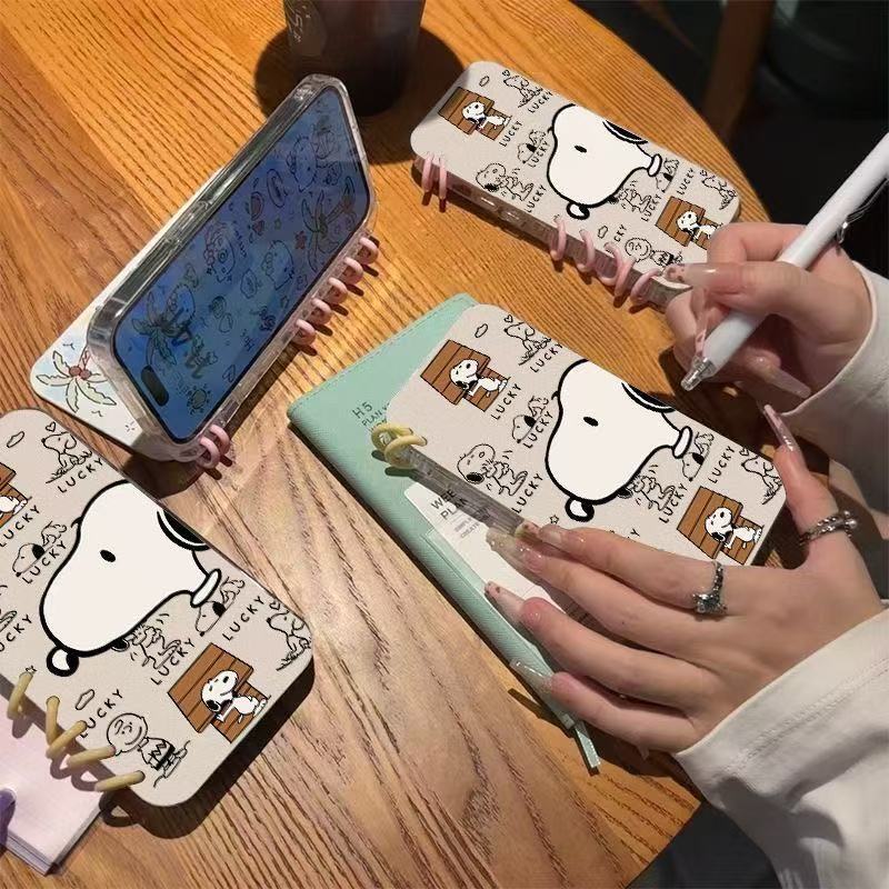 本型スマホケース  スヌーピの愛らしい柄が魅力的なスマホケースです！  手帳型スマホケース  キャラクターの柔らかい 折りたたみ式 ノート型 スマホケース  iPhone に対応