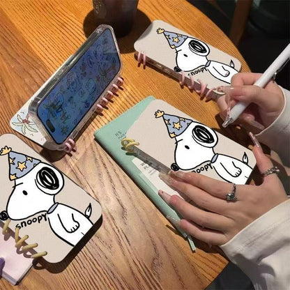 本型スマホケース  スヌーピの愛らしい柄が魅力的なスマホケースです！  手帳型スマホケース  キャラクターの柔らかい 折りたたみ式 ノート型 スマホケース  iPhone に対応