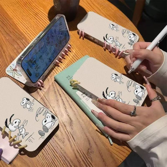 本型スマホケース  スヌーピの愛らしい柄が魅力的なスマホケースです！  手帳型スマホケース  キャラクターの柔らかい 折りたたみ式 ノート型 スマホケース  iPhone に対応