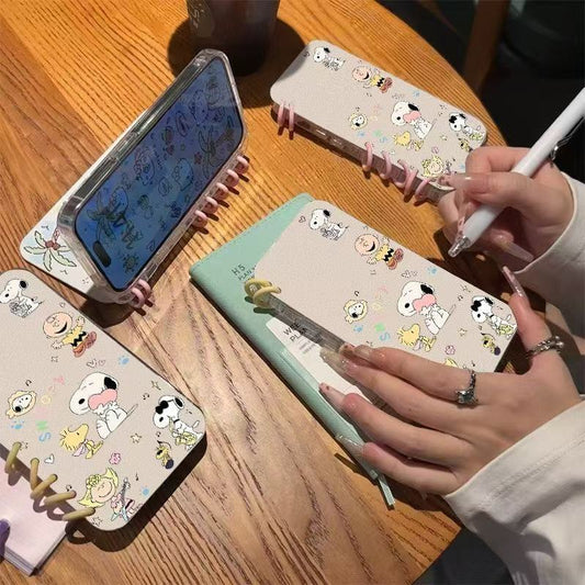本型スマホケース  スヌーピの愛らしい柄が魅力的なスマホケースです！  手帳型スマホケース  キャラクターの柔らかい 折りたたみ式 ノート型 スマホケース  iPhone に対応