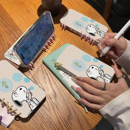 本型スマホケース  スヌーピの愛らしい柄が魅力的なスマホケースです！  手帳型スマホケース  キャラクターの柔らかい 折りたたみ式 ノート型 スマホケース  iPhone に対応