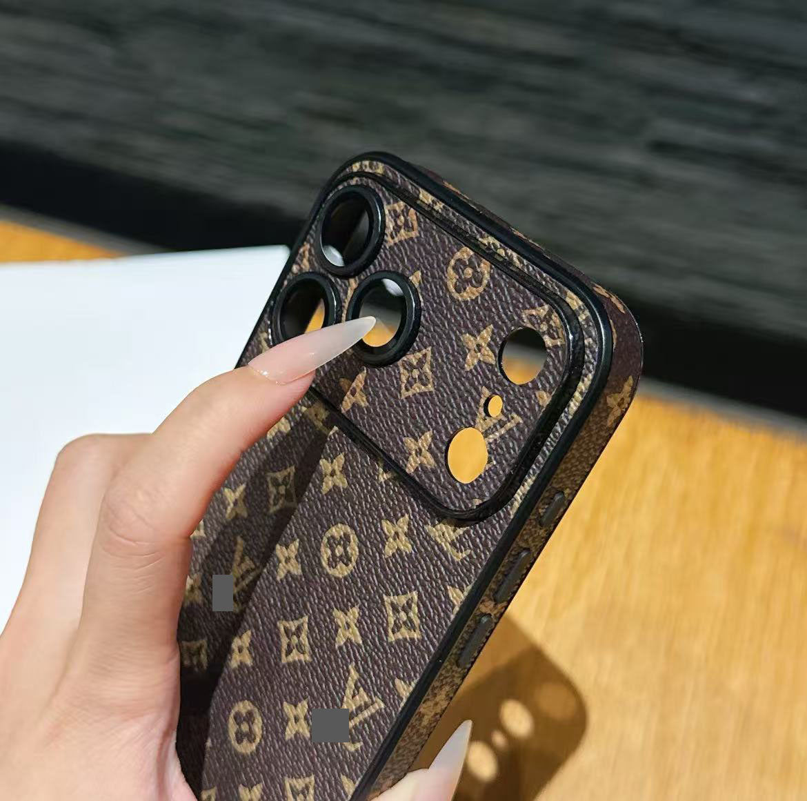 スマホケース  高級感レンズ保護付きスマホケース  ダブルV  耐衝撃・防振性能に優れ、高級感あふれるスマホケースで、iPhone12~17 に対応