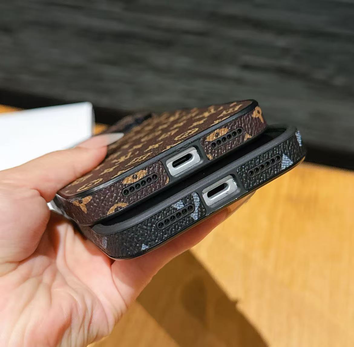 スマホケース  高級感レンズ保護付きスマホケース  ダブルV  耐衝撃・防振性能に優れ、高級感あふれるスマホケースで、iPhone12~17 に対応