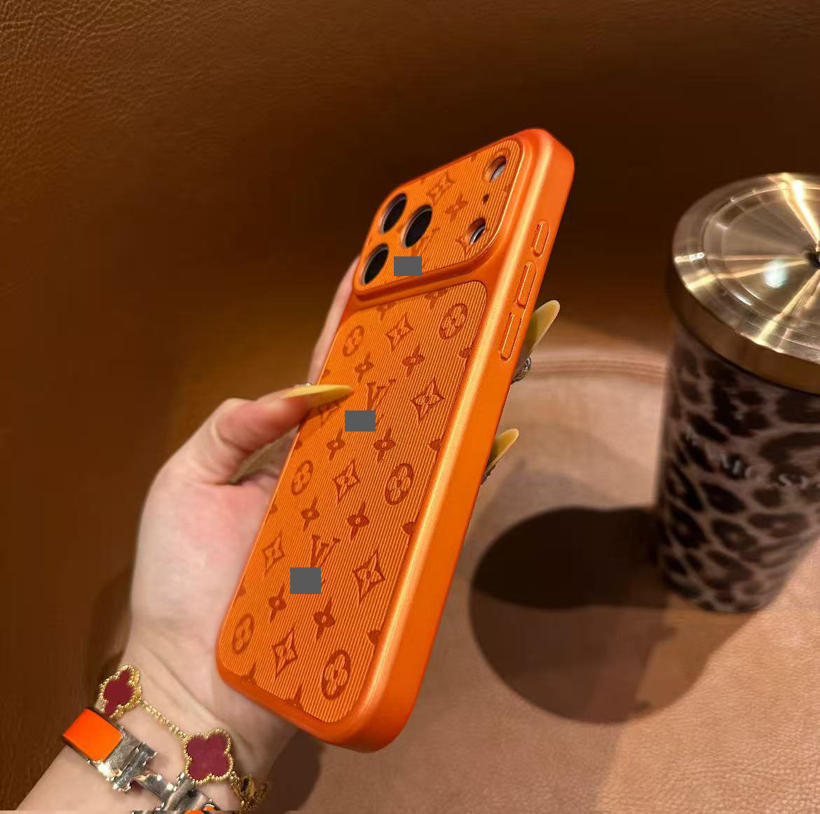 スマホケース  高級感プレス加工 スマホケース  ダブルV  耐衝撃・防振性能に優れ、高級感あふれるスマホケースで、iPhone14~17 に対応