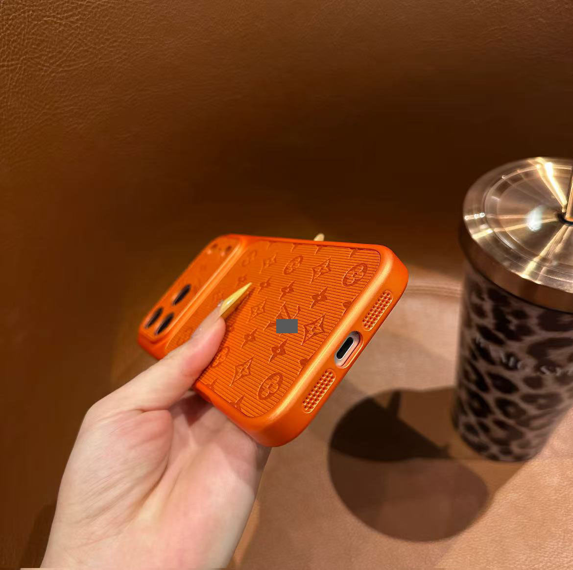 スマホケース  高級感プレス加工 スマホケース  ダブルV  耐衝撃・防振性能に優れ、高級感あふれるスマホケースで、iPhone14~17 に対応