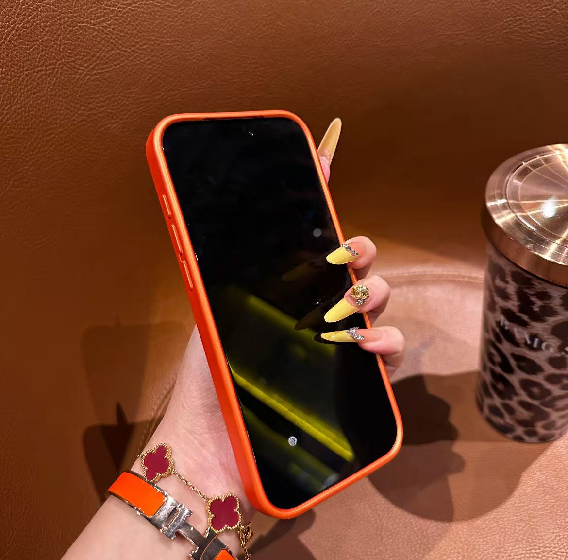 スマホケース  高級感プレス加工 スマホケース  ダブルV  耐衝撃・防振性能に優れ、高級感あふれるスマホケースで、iPhone14~17 に対応