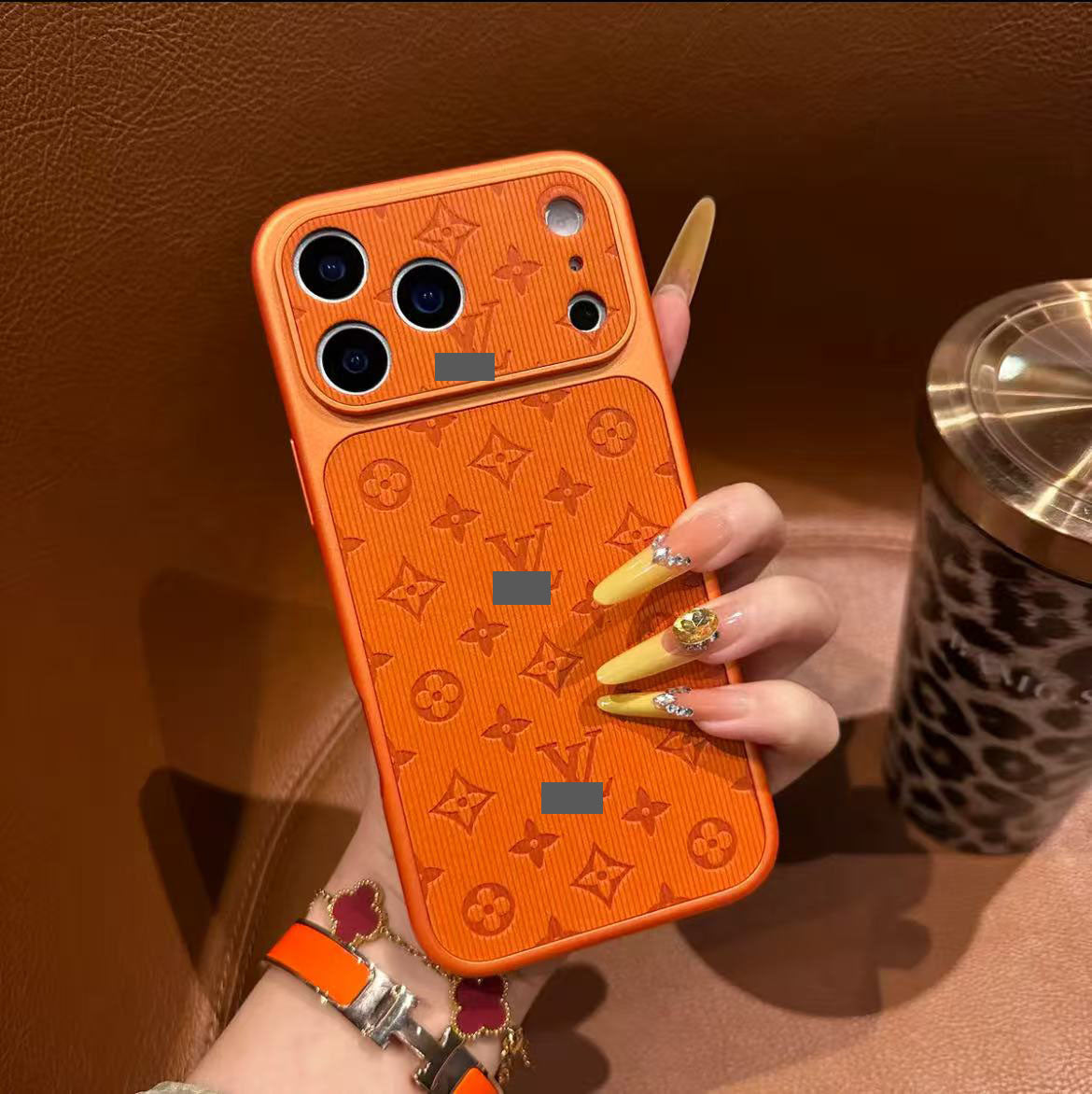 スマホケース  高級感プレス加工 スマホケース  ダブルV  耐衝撃・防振性能に優れ、高級感あふれるスマホケースで、iPhone14~17 に対応